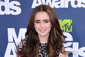 Lily Collins spielt Schülerin in 