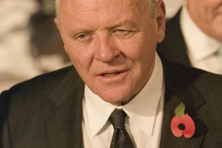 Anthony Hopkins von Frau eingekleidet