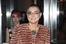 Sinead O'Connor raucht im Garten Gras