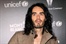 Russell Brand wirft Handy durch Scheibe