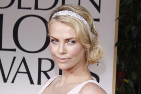 Charlize Theron: Kleider für Hemsworth-Baby