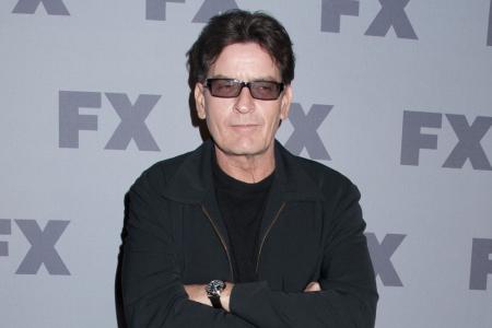 Charlie Sheen baut auf der Couch Frust ab