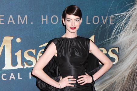 Anne Hathaway unten ohne fotografiert