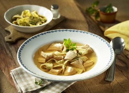 Rezept - Geflügelsuppe mit Kräuterflädle und Gemüse