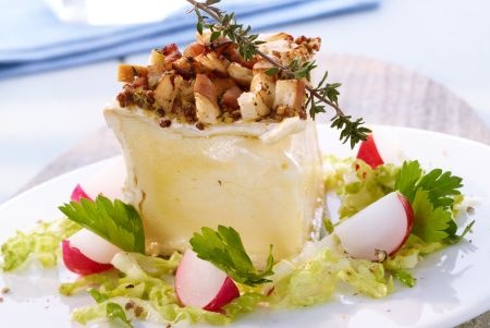 Rezept - Gebackener Knollensellerie mit Saint-Marcellin und und Walnusspesto