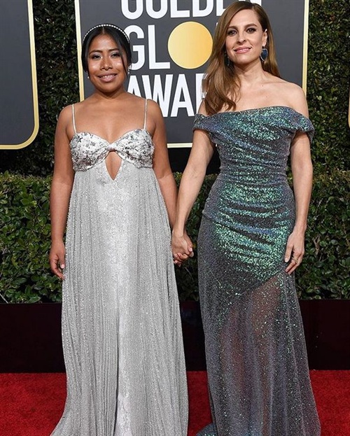 Yalitza Aparicio in MiuMiu und Marina De Tavira in Vivienne Westwood