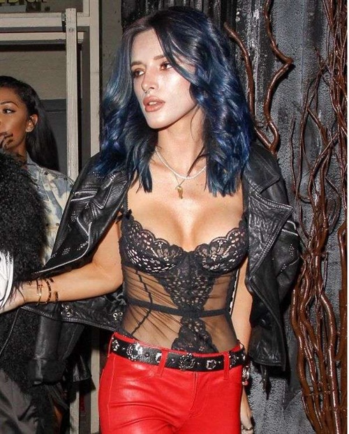 Bella Thorne mit blauen Haaren. Hot or not?